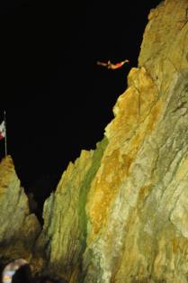 O incrível salto mortal de 25 metros de altura em La Quebrada, em Acapulco, no México